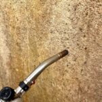 ツタの撤去はなぜ必要?バーナー処理とケレン作業で確実に除去する方法