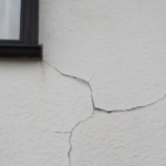 【要注意】外壁のひび割れ（クラック）とは？放置していいケースと危険なサインを解説